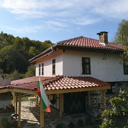 Къща За Гости Ножери Triavna Exterior foto