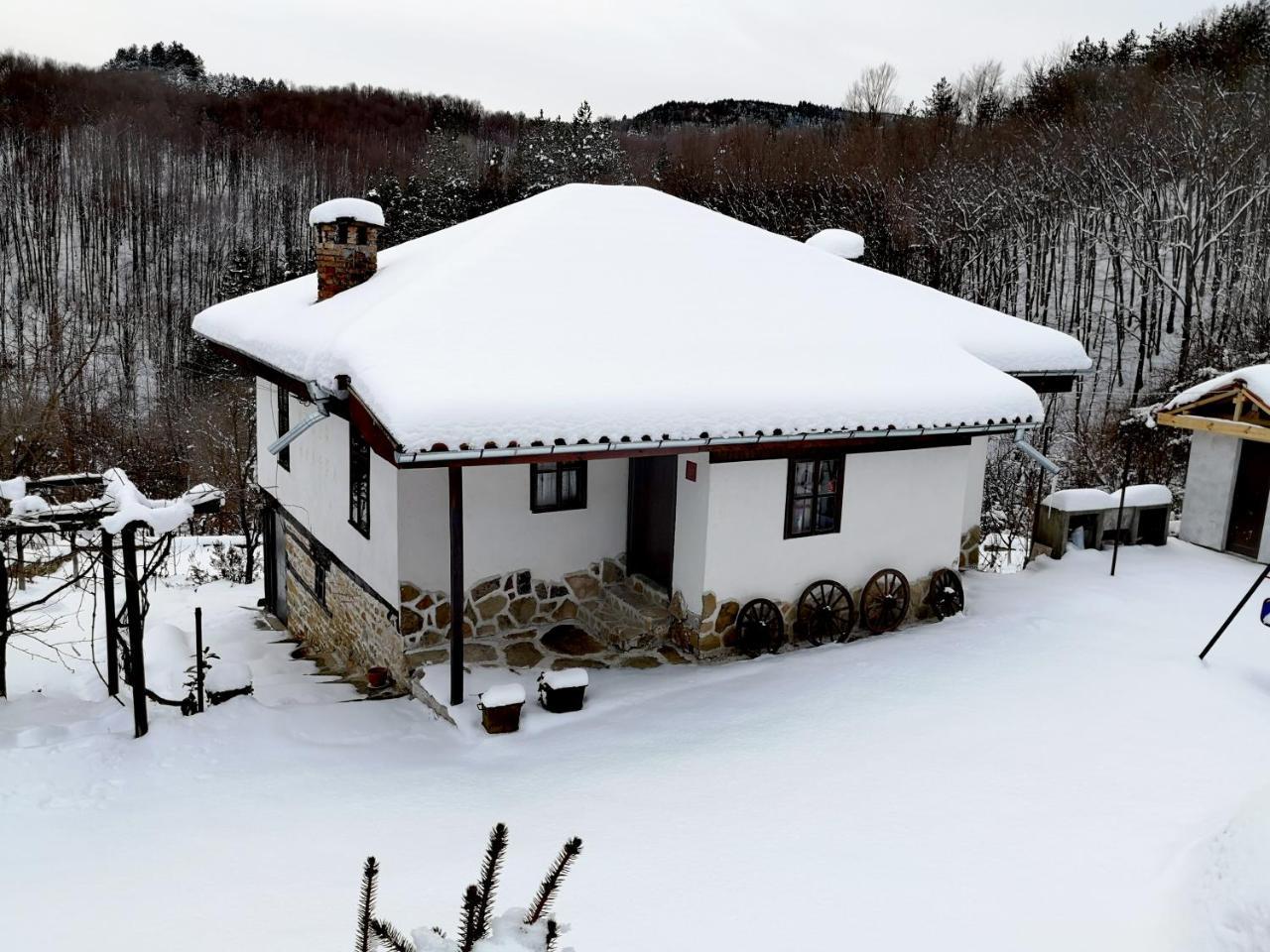 Къща За Гости Ножери Triavna Exterior foto
