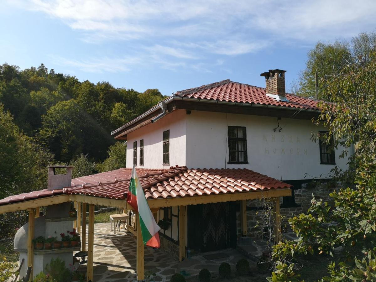 Къща За Гости Ножери Triavna Exterior foto